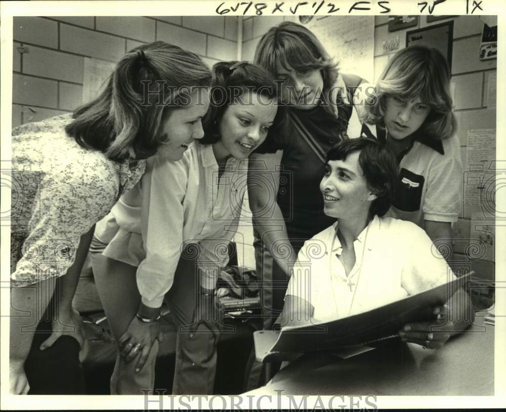 1979 Press Photo Rose Scott goes over plays with her Lil Colonels players- Historic Images