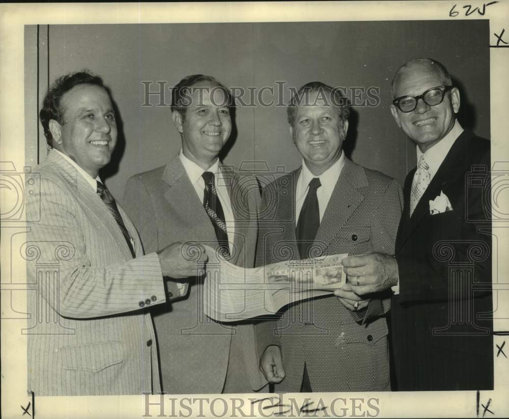 1973 Press Photo Wallace Schmitz with United Fund officials discuss fund drive
