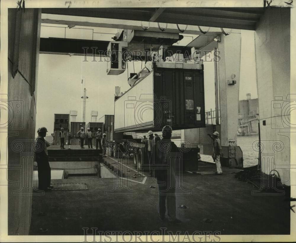 1975 Press Photo Aboard ship, lift picks up container at Port of New Orleans.- Historic Images