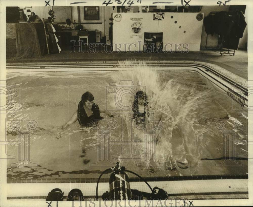 1972 Press Photo DeGruy and instructor Tom Strickland jump in pool backward- Historic Images