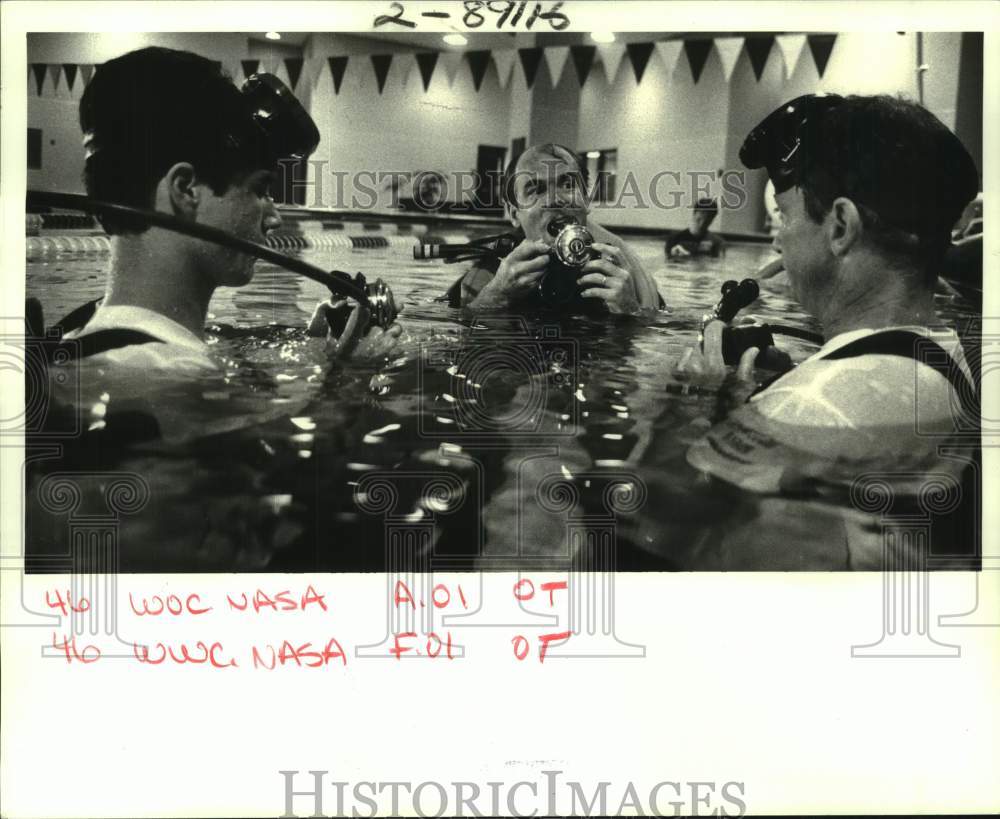 1986 Press Photo Butch Hatch and Pat Leonard learn use of scuba diving equipment- Historic Images