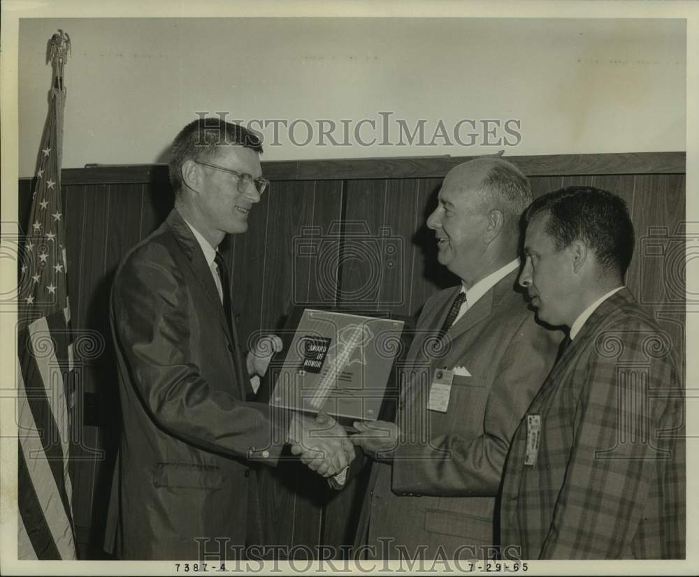 1965 Press Photo E.M. Scranton of Chrysler accepts award from W.D. O&#39;Regan