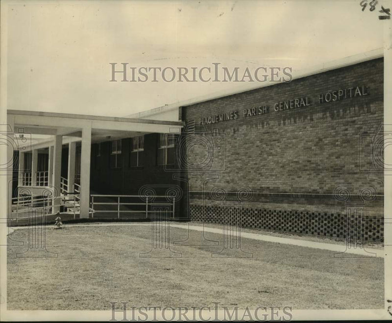 Load image into Gallery viewer, 1961 Press Photo Entrance of Plaquemines Parish Hospital in Port Sulphur
