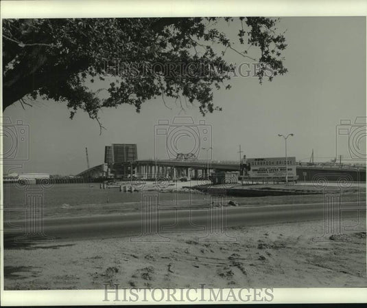 1967 Press Photo View of Seabrook Bridge with the Drawbridges up from Beach