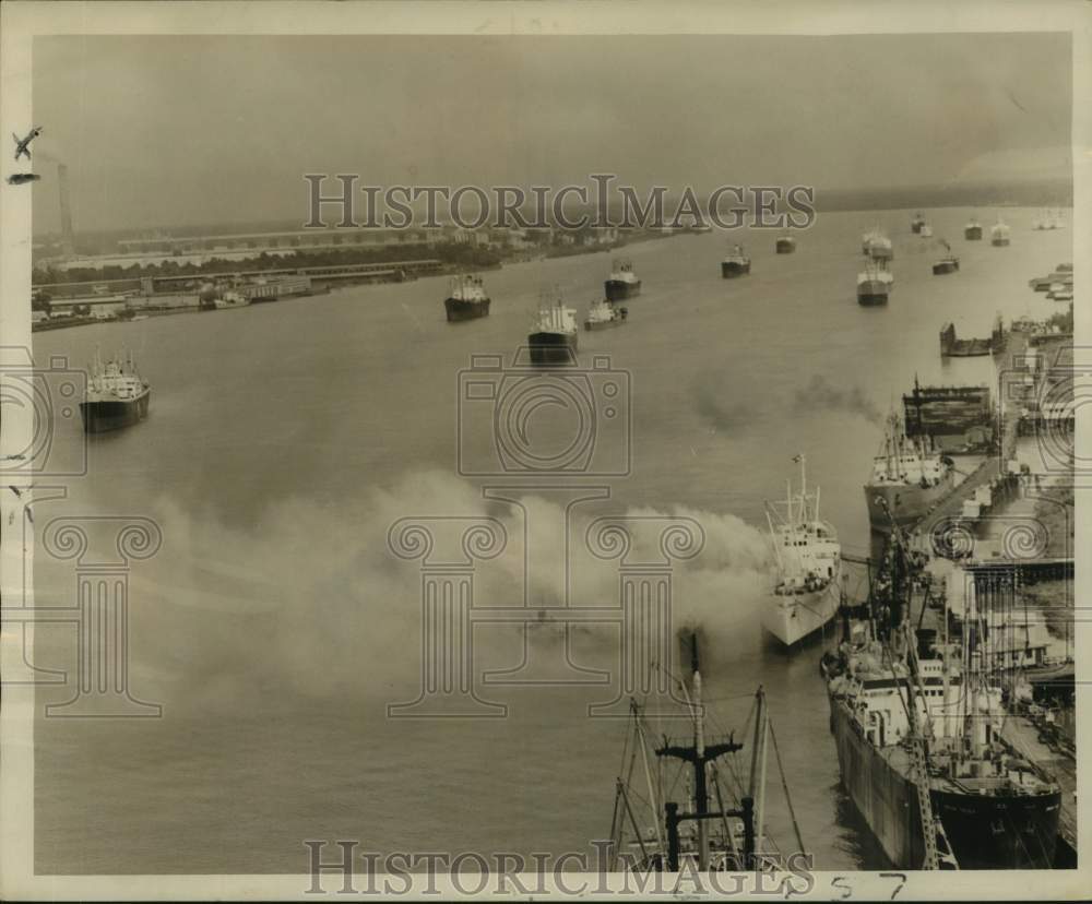 1958 Press Photo Ships anchored at Port of New Orleans wait turn at wharfs.- Historic Images