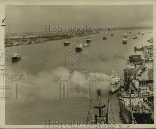 1958 Press Photo Ships anchored at Port of New Orleans wait turn at wharfs.- Historic Images