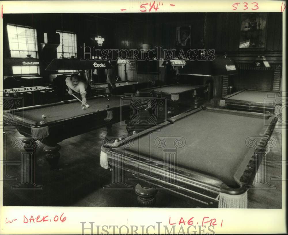 1989 Press Photo Pool Tables inside Scratches Pub, Man plays Billiards- Historic Images