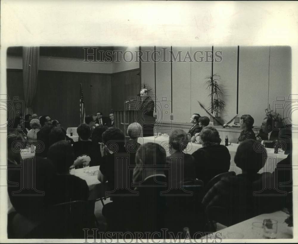 1967 Press Photo Reverend Philip Hannan speaks at adult seminars - noc37444