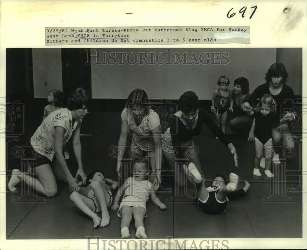 1982 Press Photo Mothers help their children do mat gymnastics at West Bank YMCA- Historic Images