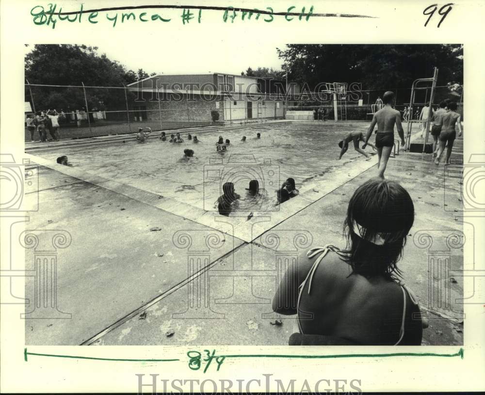 1982 Press Photo Kenner YMCA Team Members swim with families at Kehoe Academy- Historic Images