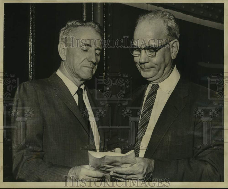 Load image into Gallery viewer, 1961 Press Photo W.P. Sevier and H.B. Martin of farm group and bankers
