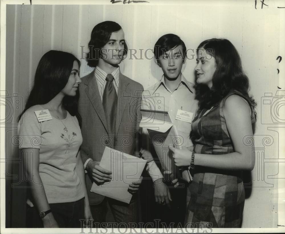 1971 Press Photo Loyola University Orientation - Marylou Sena and Other Students