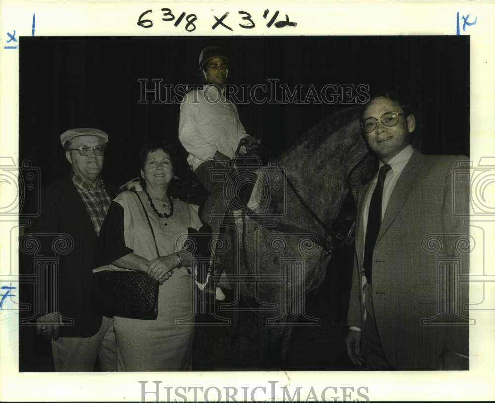 1985 Press Photo Irwin Sanders, Thelma Sanders and Jockey on Horse, Louisiana- Historic Images