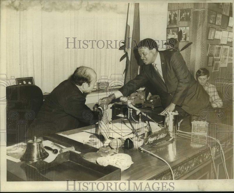 Load image into Gallery viewer, 1969 Press Photo New aid to Mayor Schiro, Bernel Sanders - noc37720
