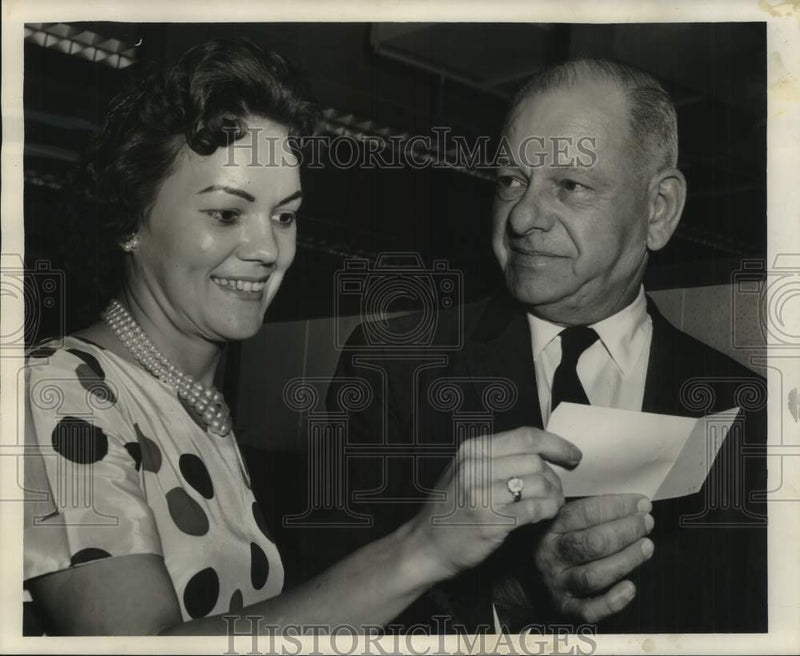 Load image into Gallery viewer, 1962 Press Photo Western Union - Roy Sewell and Joyce Bevelacqua, New Orleans
