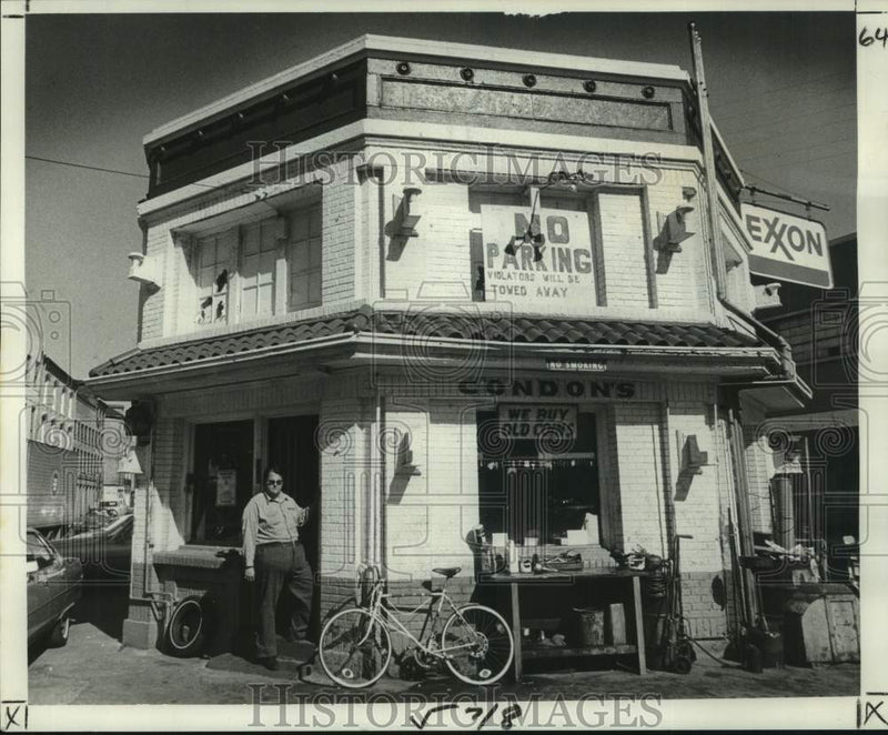 Load image into Gallery viewer, 1977 Press Photo Barry Condon, Owner of Service Station - noc37757
