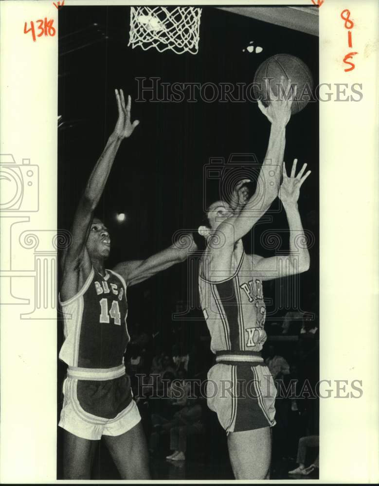 1982 Press Photo Basketball players Kevin Saulny and Theodore Butler during game- Historic Images