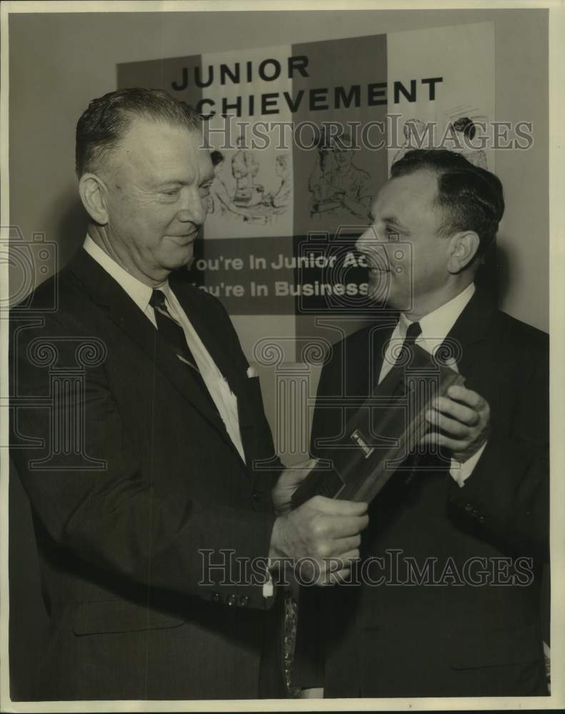 1965 Press Photo Kenneth H. Shaffer, Joseph J. Francomano at plaque presentation- Historic Images