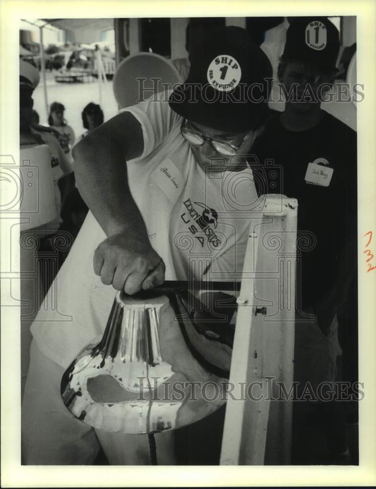 1988 Press Photo Sea Explorer ship gets reconditioned brass bell mounted- Historic Images