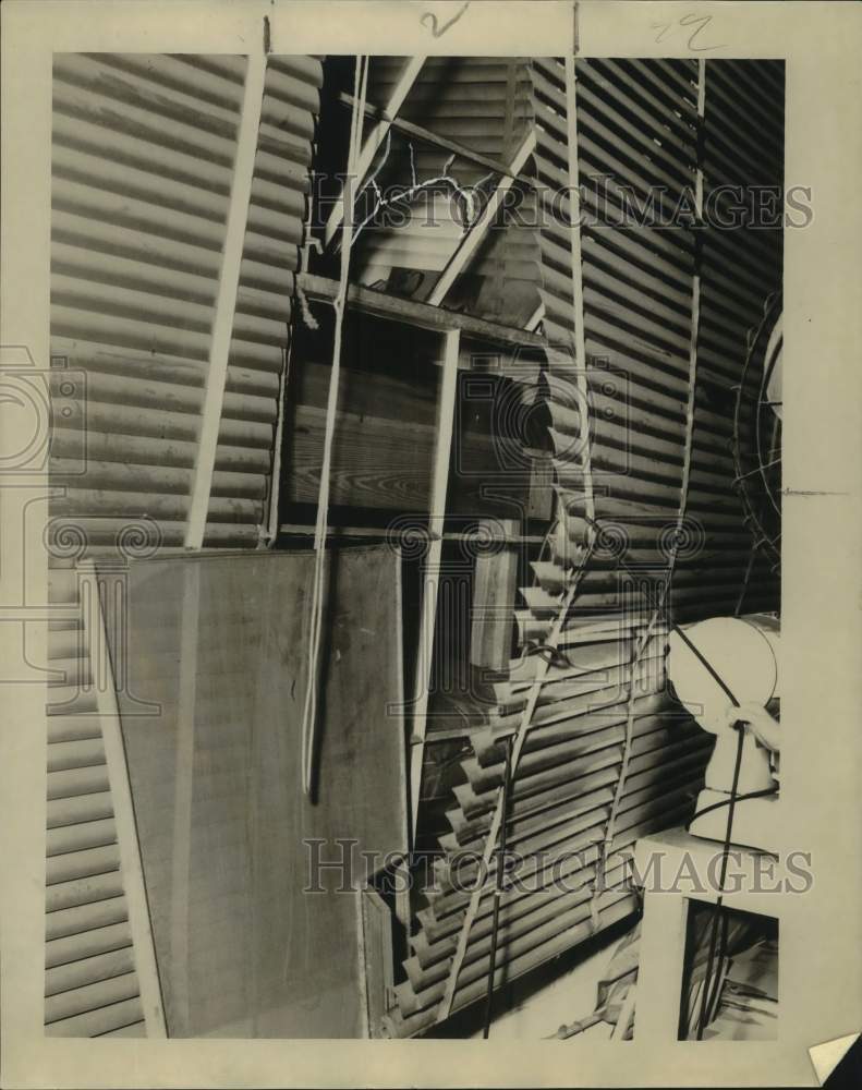 1954 Press Photo A broken bakery window at 2701 Airline Highway, access to crime- Historic Images