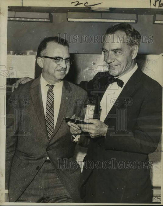 1962 Press Photo New Orleans weatherman Ralph Sanders retires, presented watch.