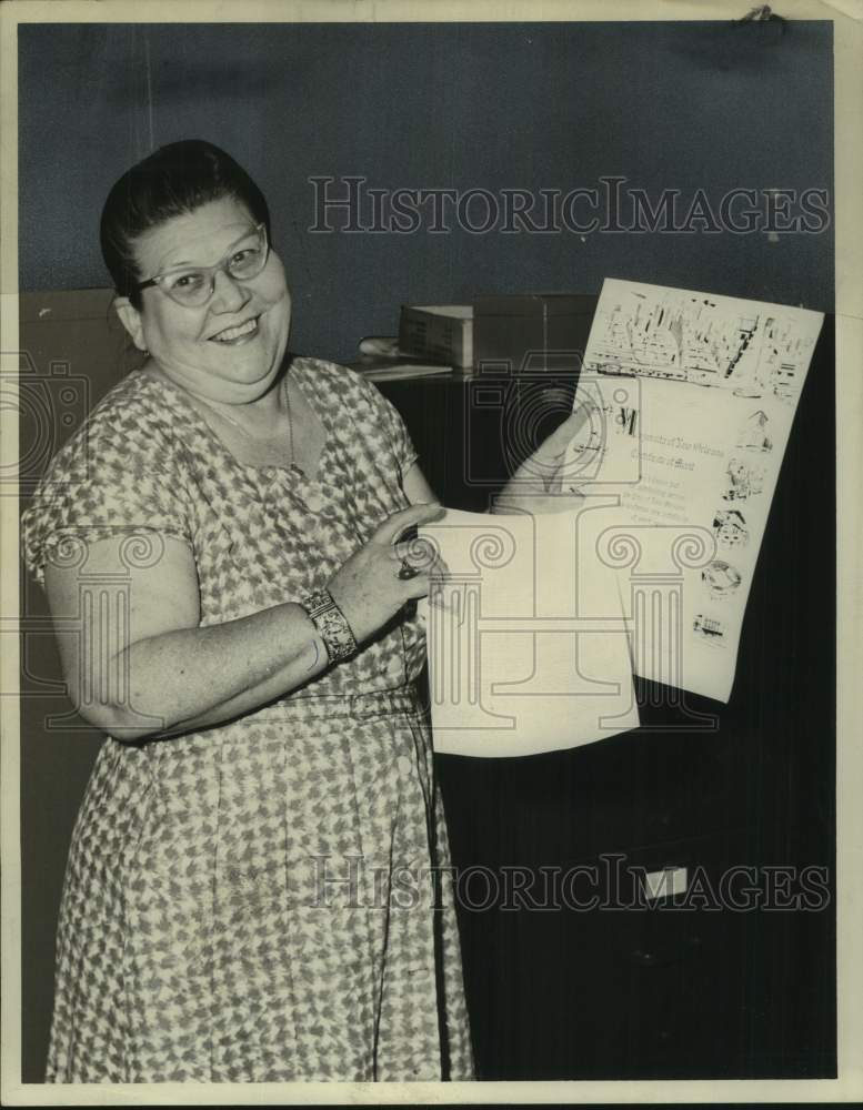 1961 Press Photo Pelican fan Oramae Sanders holds certificate in New Orleans- Historic Images