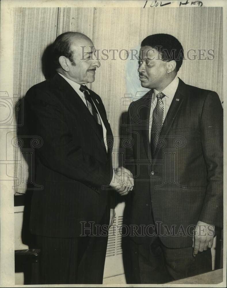 1969 Press Photo Mayor Victor Schiro hires new aide Bernell Sanders - noc38145