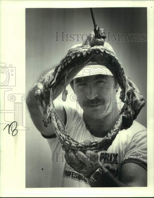 1982 Press Photo James Besse displays jaws brought into Gulfport headquartes- Historic Images
