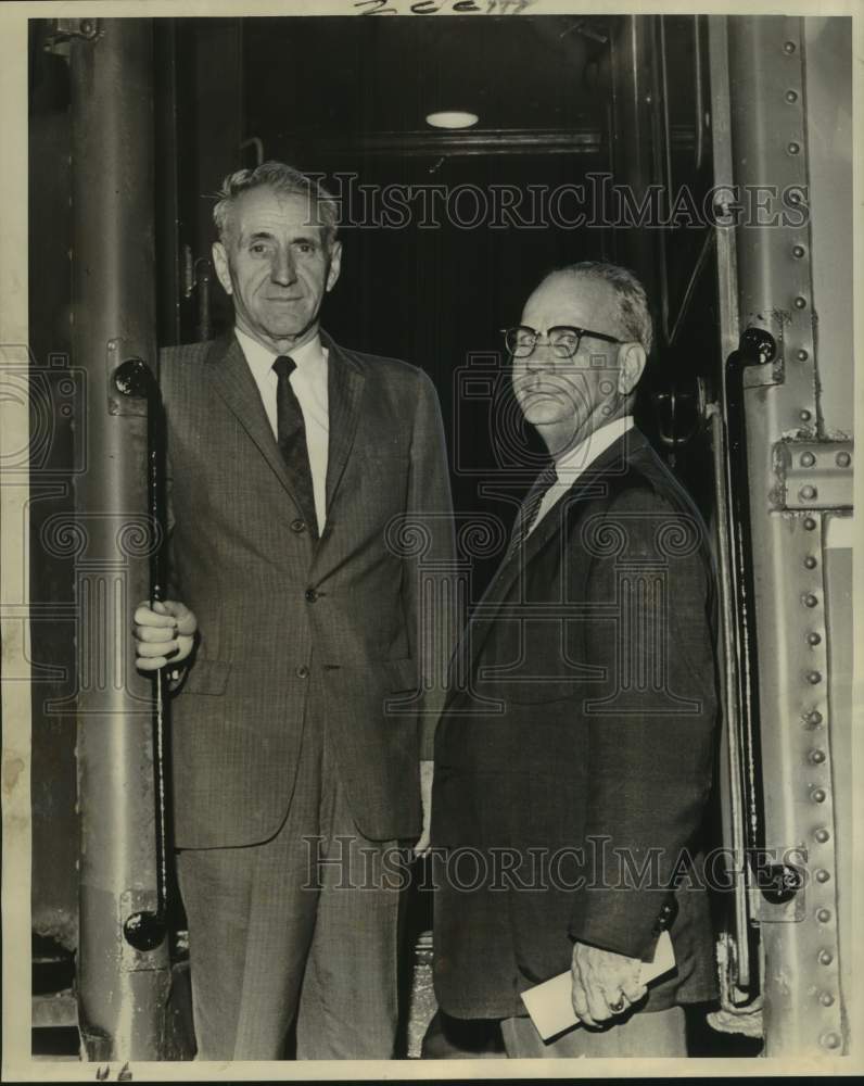 Load image into Gallery viewer, 1961 Press Photo W. P. Sevier And H. B. "Joe" Martin, Union Passenger Terminal
