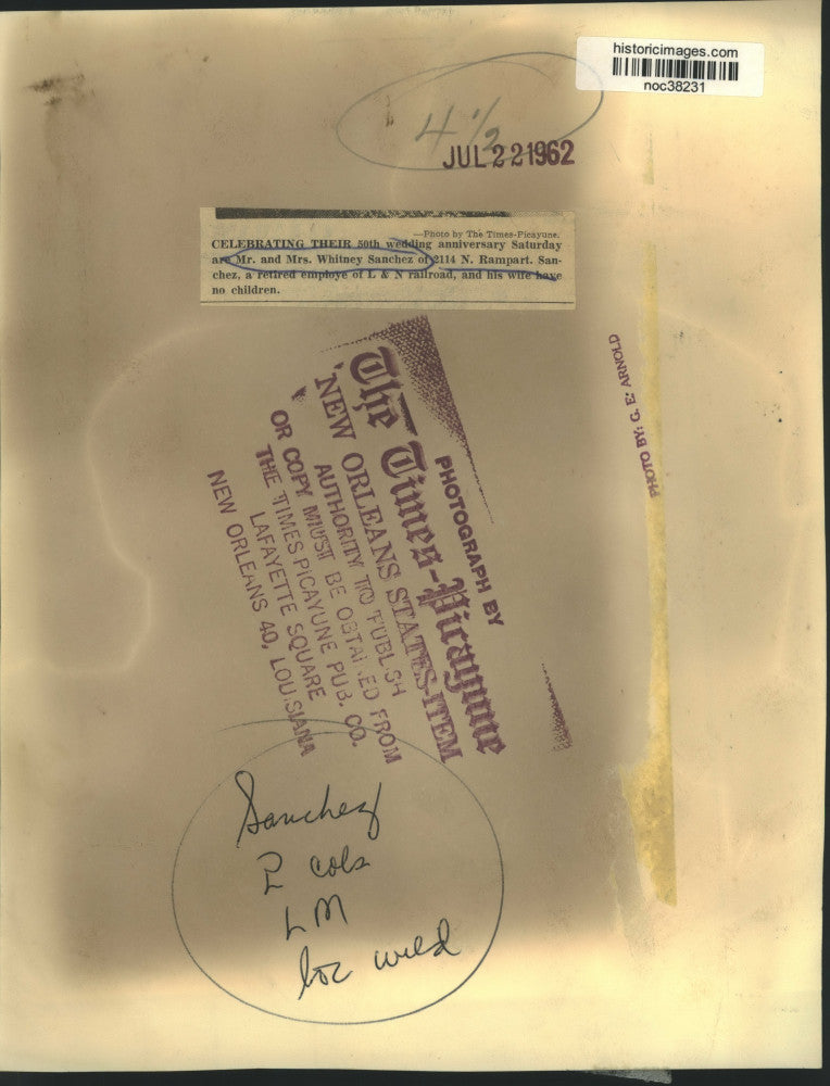 1962 Press Photo Mr. and Mrs. Whitney Sanchez read 50th anniversary card