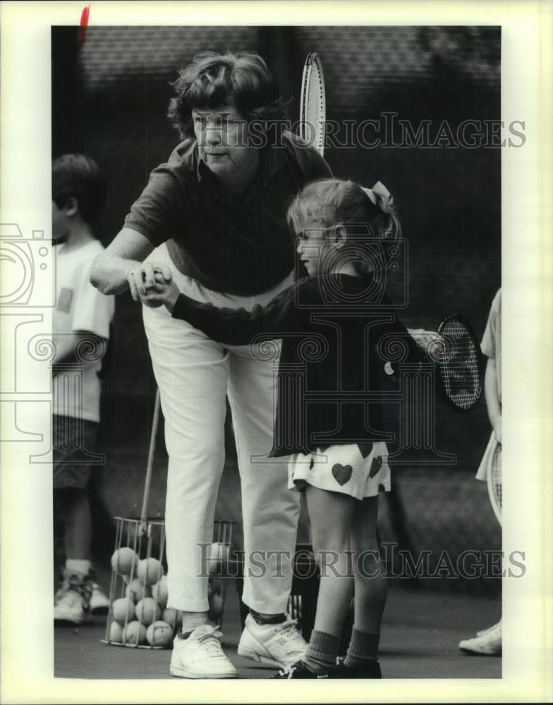 1990 Press Photo Green Acres tennis instructor Marjie Gavola teaches lesson- Historic Images