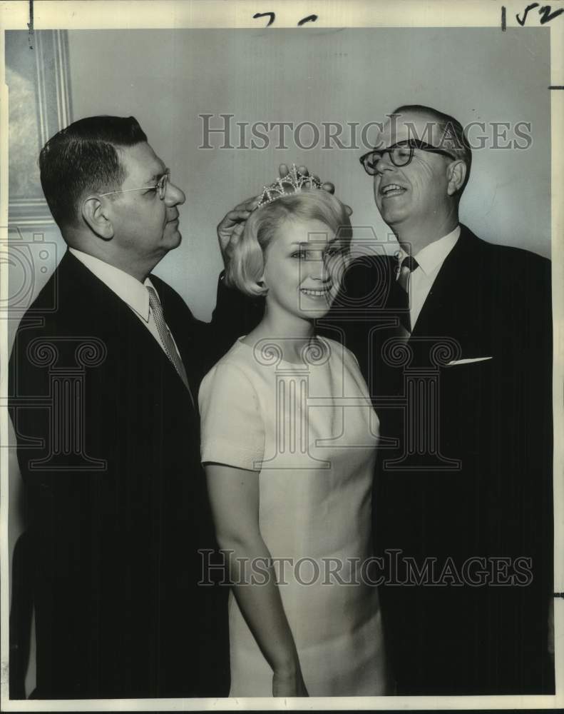 Load image into Gallery viewer, 1968 Press Photo Shelley Schroeder Crowned Queen, Junior Achievement Trade Fair
