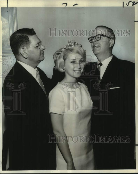 1968 Press Photo Shelley Schroeder Crowned Queen, Junior Achievement Trade Fair