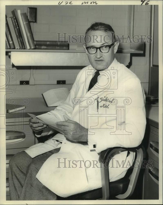 1962 Press Photo Doctor Morton M. Ziskind, studies physiology of breathing- Historic Images