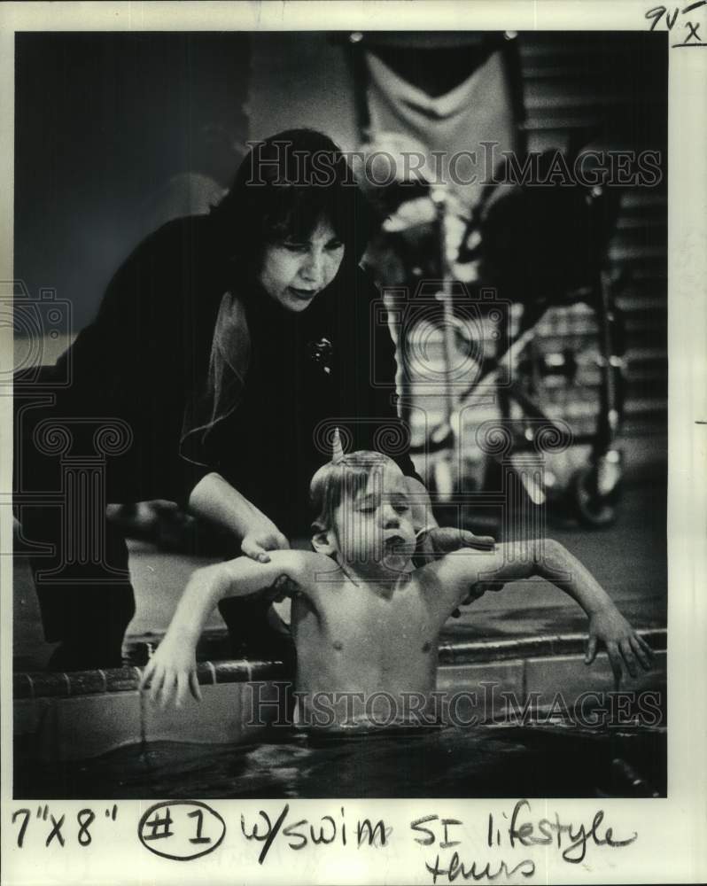 1978 Press Photo Kay Aguillard helps handicapped Danny Trent in the pool-YMCA- Historic Images