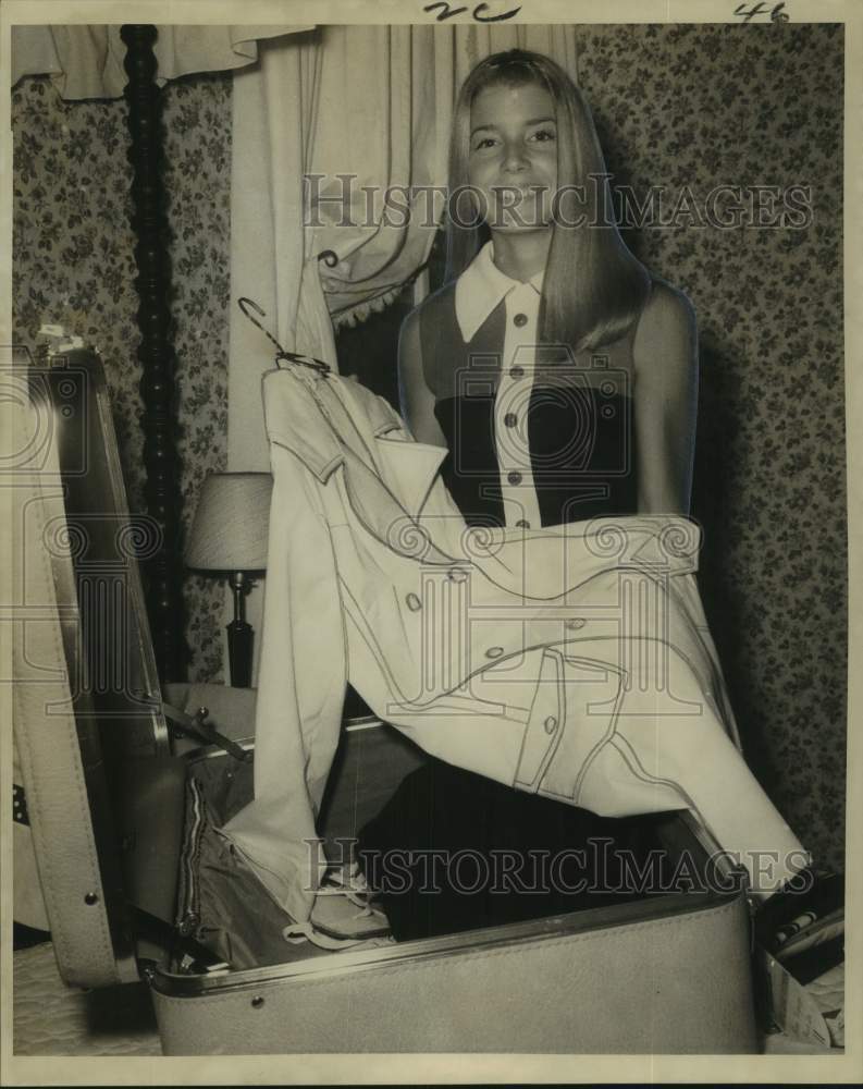 Load image into Gallery viewer, 1969 Press Photo Deborah Ziegler packing for her trip to Europe. - noc38474
