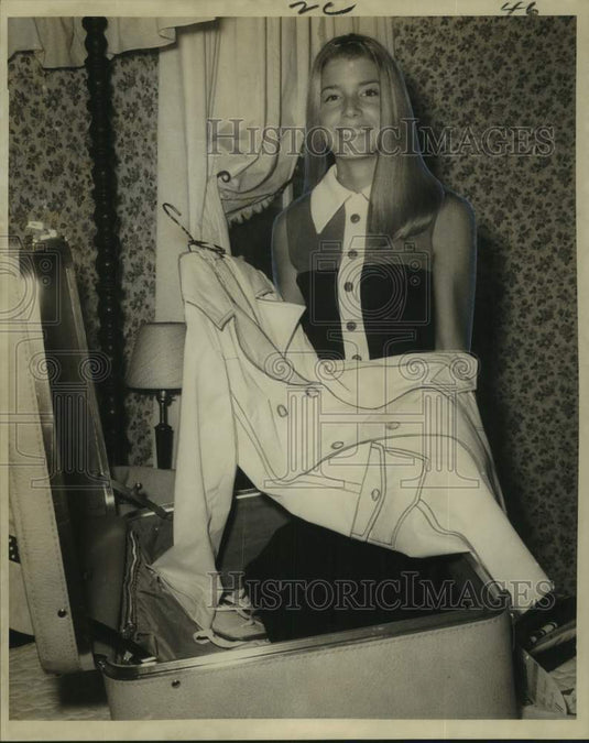 1969 Press Photo Deborah Ziegler packing for her trip to Europe. - noc38474
