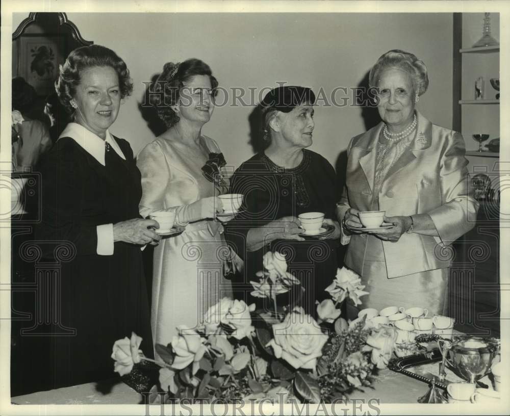 1971 Press Photo Attendees at Stuart Clan tea - noc38617- Historic Images