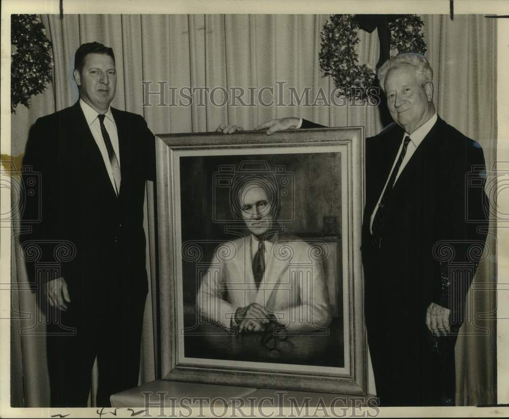 1964 Press Photo Clayton Rand and Leo Seal, Jr. display Leo W. Seal portrait