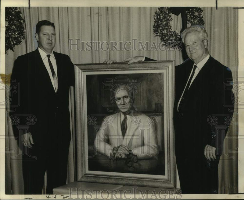 Load image into Gallery viewer, 1964 Press Photo Clayton Rand and Leo Seal, Jr. display Leo W. Seal portrait
