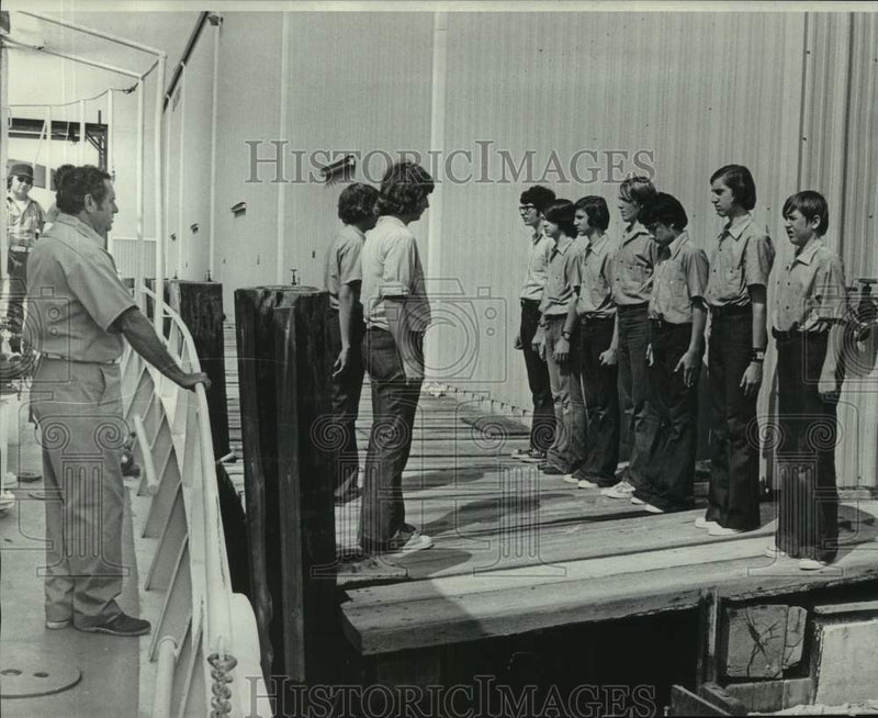 Load image into Gallery viewer, 1974 Press Photo The Sea Explorers muster at dockside prior to boarding the ship
