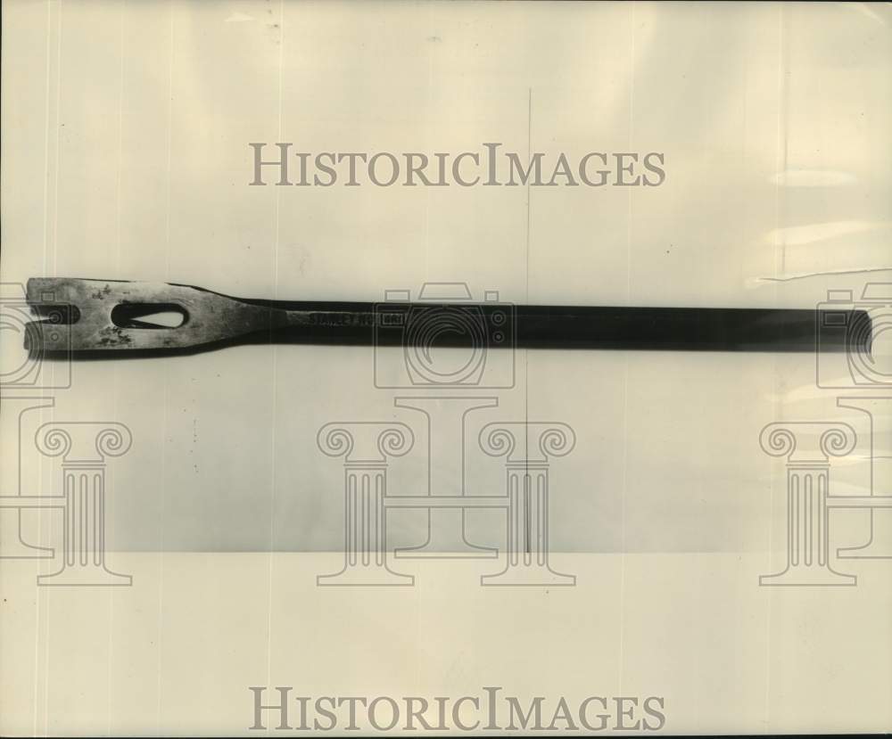 1954 Press Photo Tool left on scene of Schwegmann&#39;s Burglary, Airline Highway