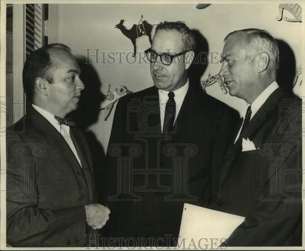 1963 Press Photo Orleans Gallery-Macy Teetor, Donald Schultz, Shirley Braselman