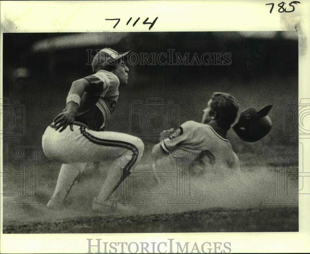 1981 Press Photo Kenny Bonura Tags Kevin Schultz Out In Failed Steal Attempt- Historic Images