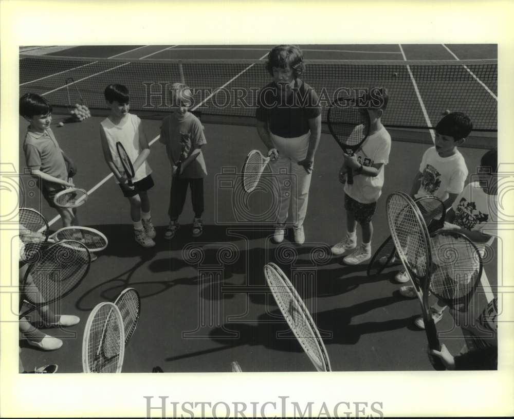 1990 Press Photo Marjie Savola teaches Green Acres Country Club tennis classes.- Historic Images