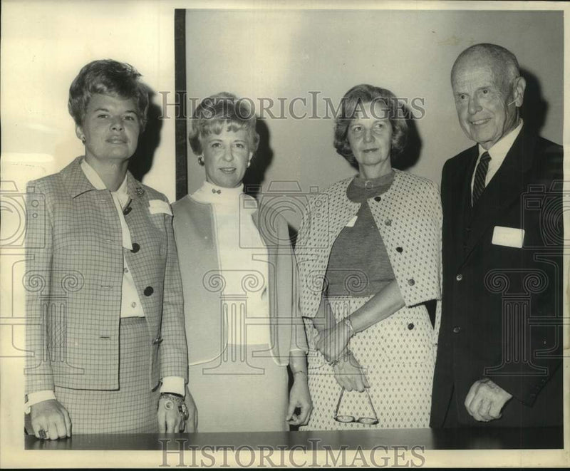 Load image into Gallery viewer, 1968 Press Photo Mrs. John Sharp with other school volunteers meet at LSUNO
