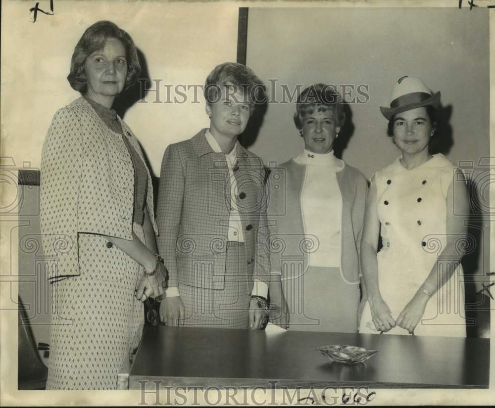 1968 Press Photo Mrs. John Sharp with volunteer services organizers at LSUNO- Historic Images