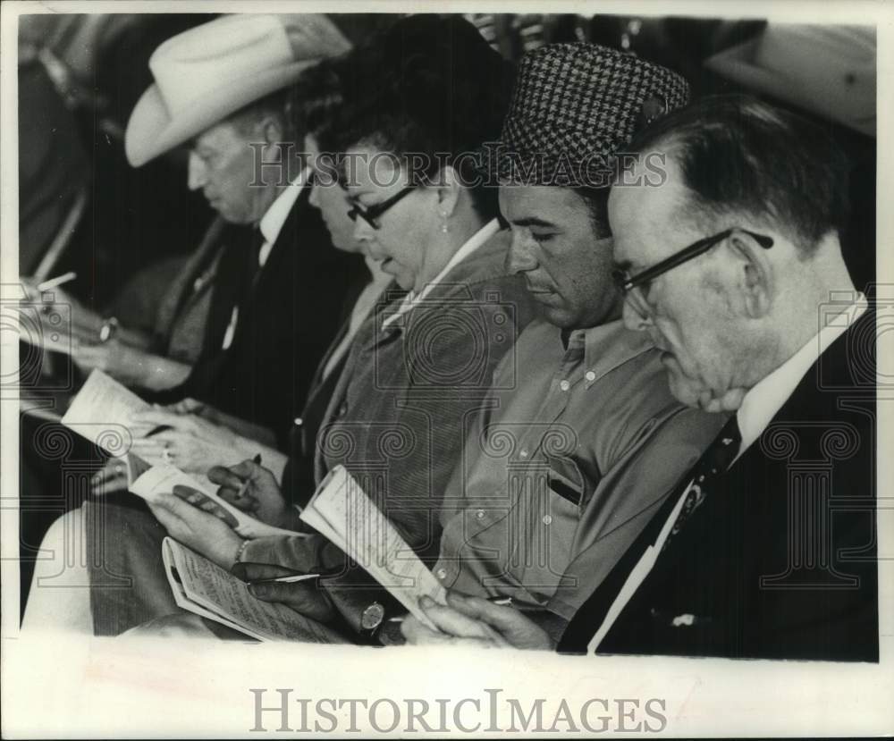 1968 Press Photo C.O. McKerley and Other Buyers at Louisiana Horse Auction- Historic Images