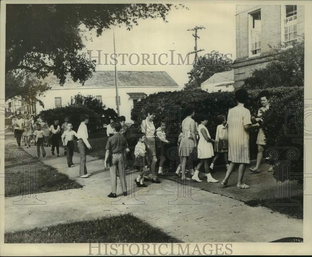1969 Press Photo Students of Crossman School arrive for school opening