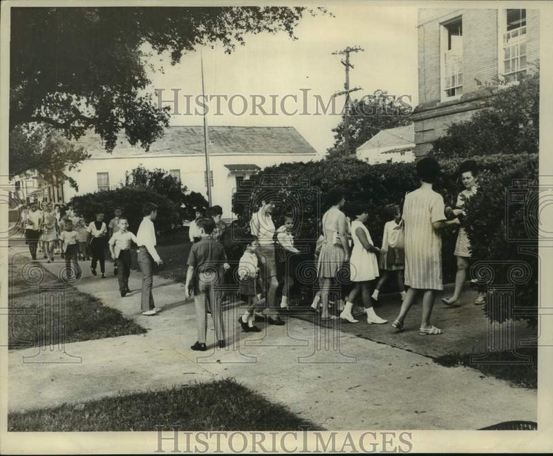 Load image into Gallery viewer, 1969 Press Photo Students of Crossman School arrive for school opening
